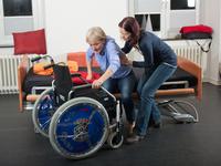  - der zu unterstützende Mensch wendet sich dem Rollstuhl direkt zu