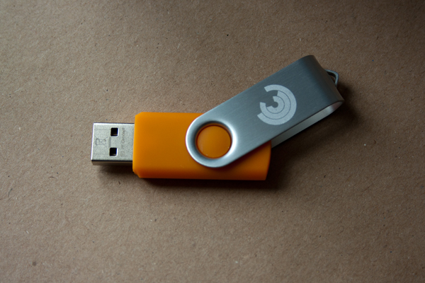 Orange USB-Stick 8GB Kinaesthetics Logo Orange USB-Stick 8GB Kinaesthetics Logo Bild anzeigen